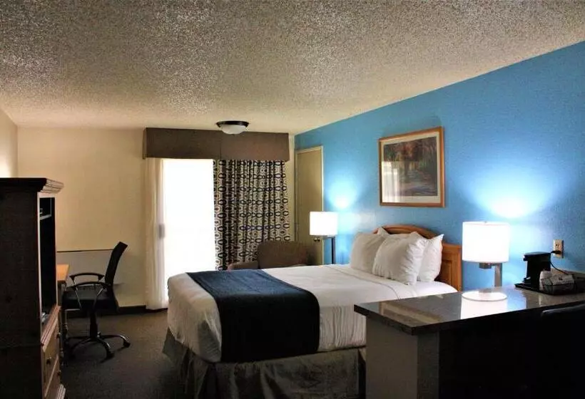 Standard studio with river view, Baymont By Wyndham Yakima Riverfront