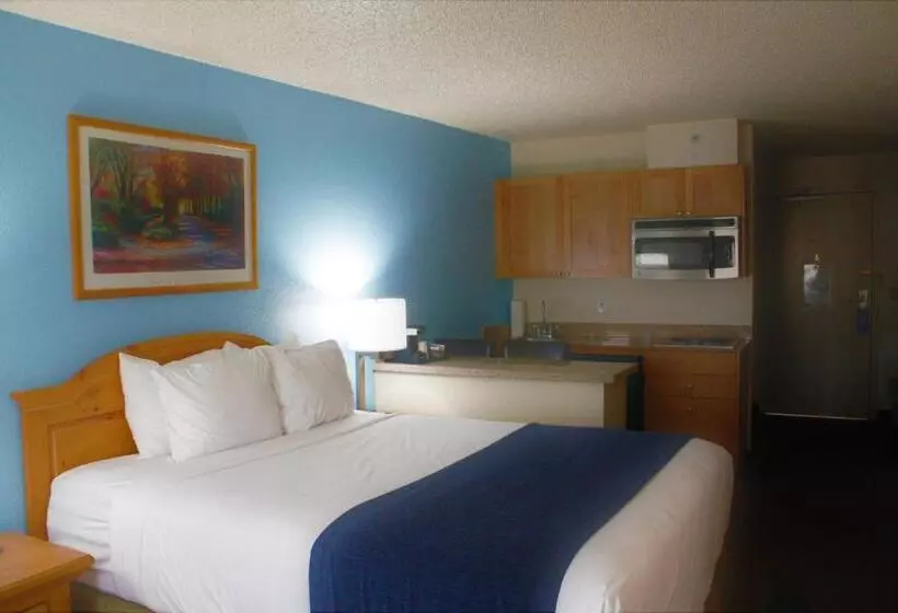 Standard studio with river view, Baymont By Wyndham Yakima Riverfront