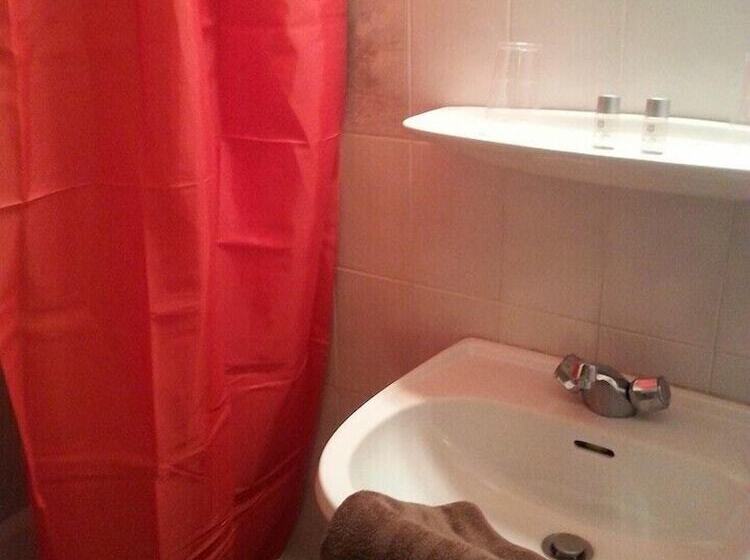 חדר סטנדרט לשלושה, Hôtel Du Bourg