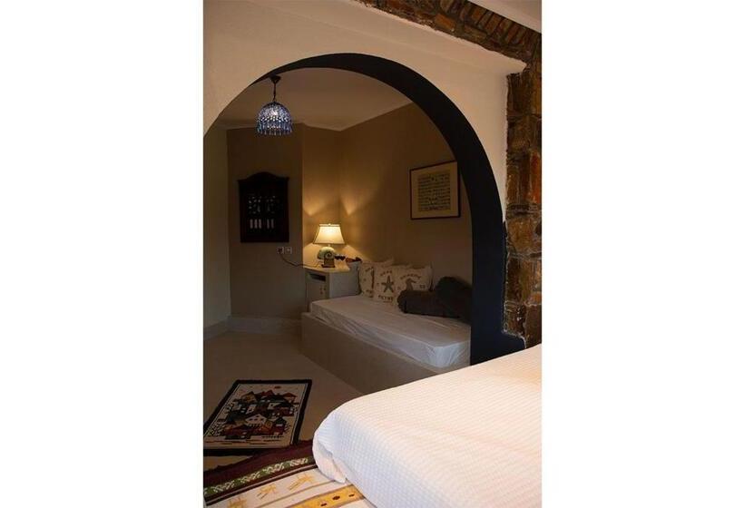 Pokój Standard Trzyosobowy, Kelyfos