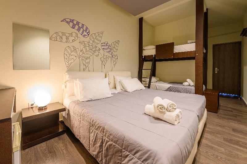 חדר משפחתי, Kleopatra Inn