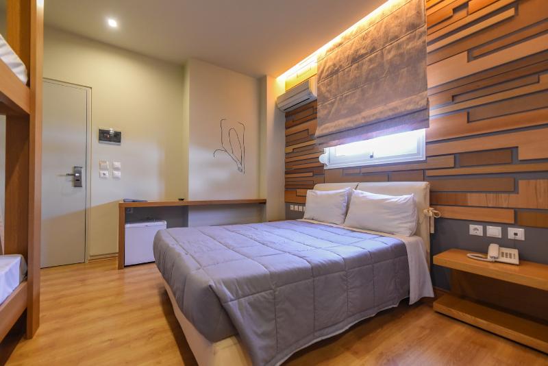 חדר משפחתי, Kleopatra Inn