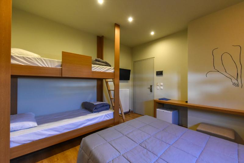 חדר משפחתי, Kleopatra Inn