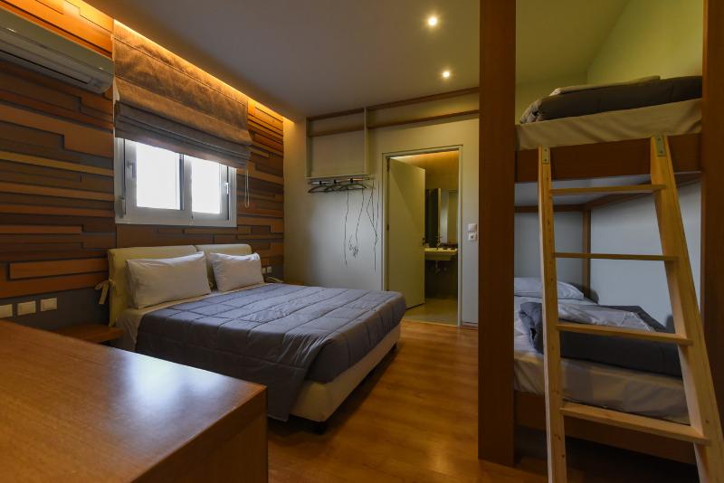 חדר משפחתי, Kleopatra Inn