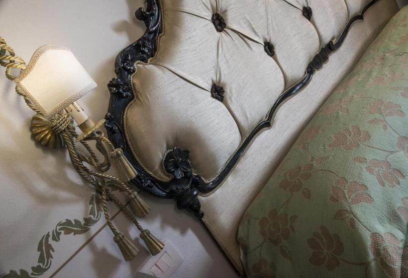 غرفة قياسية, Palazzo Pacini