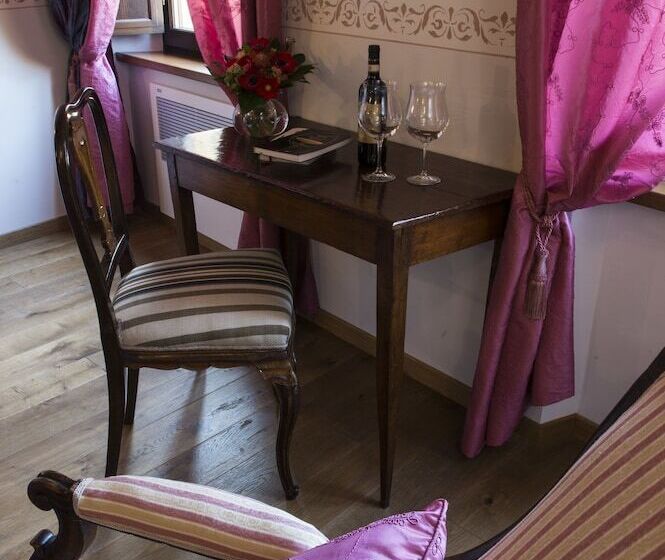 غرفة قياسية, Palazzo Pacini