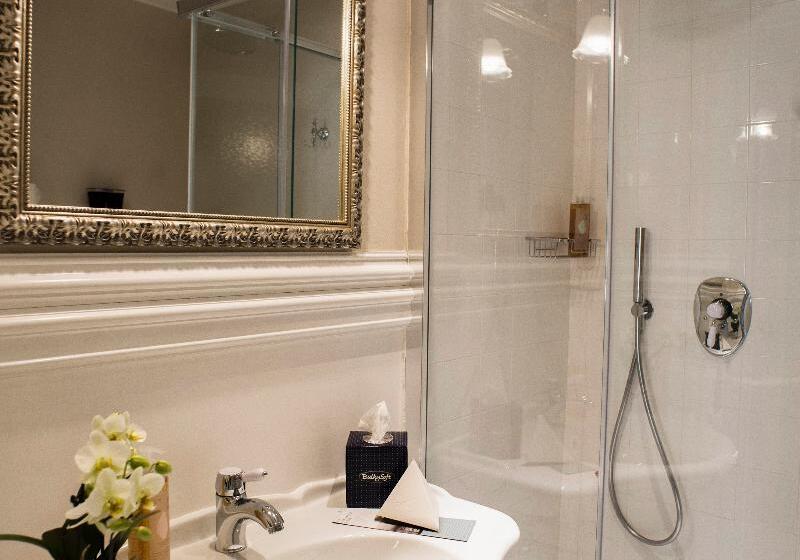 غرفة قياسية, Palazzo Pacini