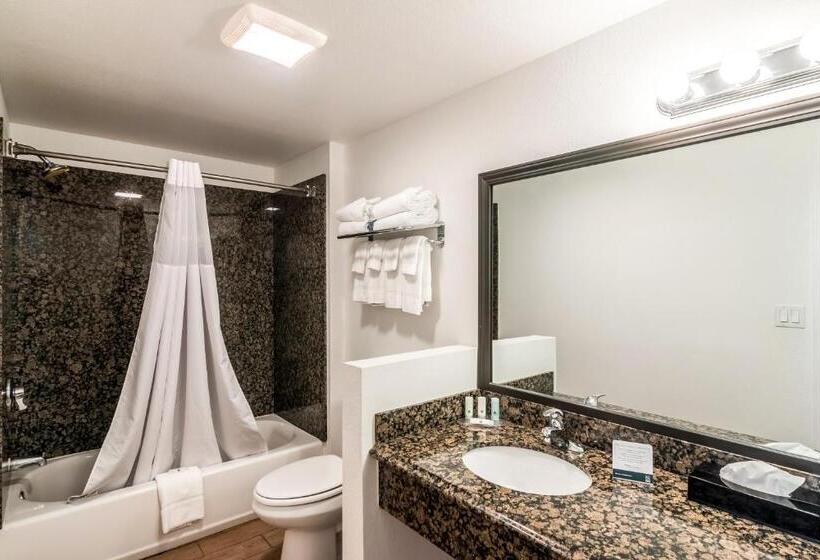 غرفة قياسية مزوَّدة بشُرفة, Quality Inn & Suites Near Downtown Bakersfield