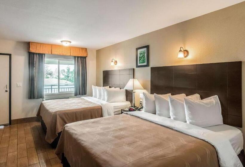 غرفة قياسية مزوَّدة بشُرفة, Quality Inn & Suites Near Downtown Bakersfield