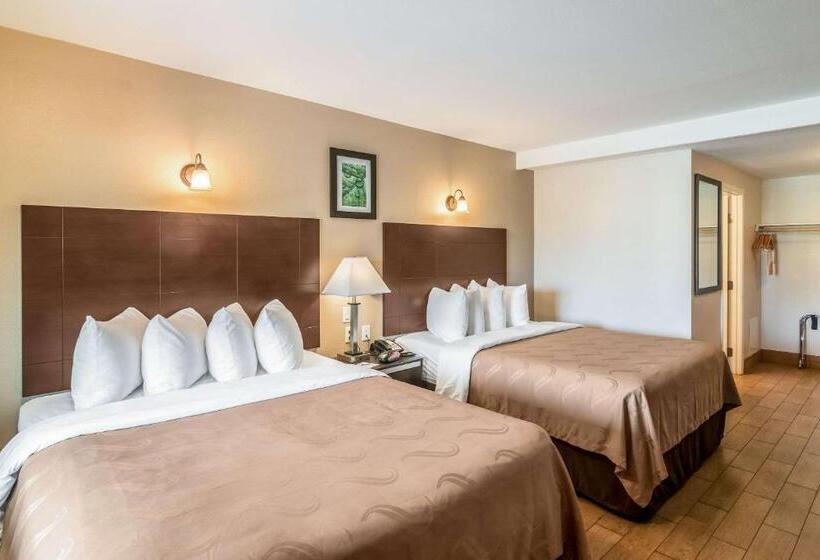 غرفة قياسية مزوَّدة بشُرفة, Quality Inn & Suites Near Downtown Bakersfield