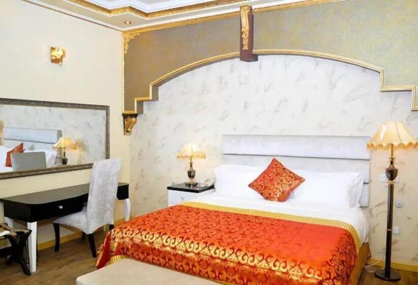 اتاق لوکس خانوادگی, Sandralia