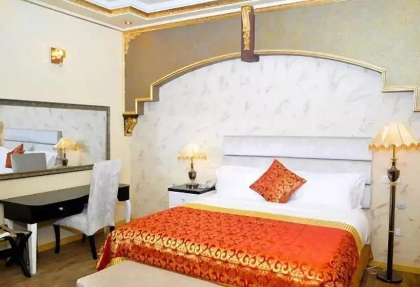 اتاق لوکس خانوادگی, Sandralia