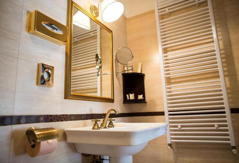 디럭스 룸, Snagov Club