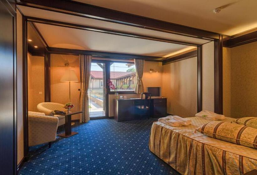 디럭스 룸, Snagov Club