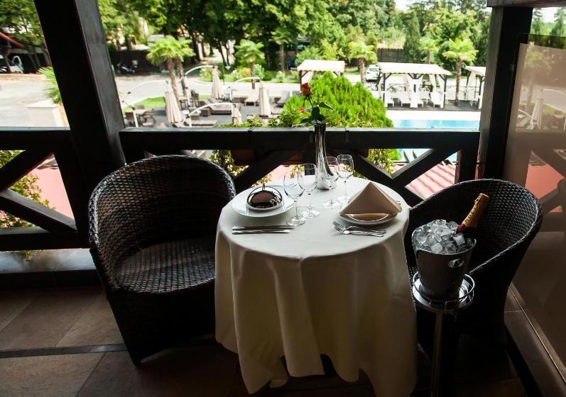 디럭스 룸, Snagov Club