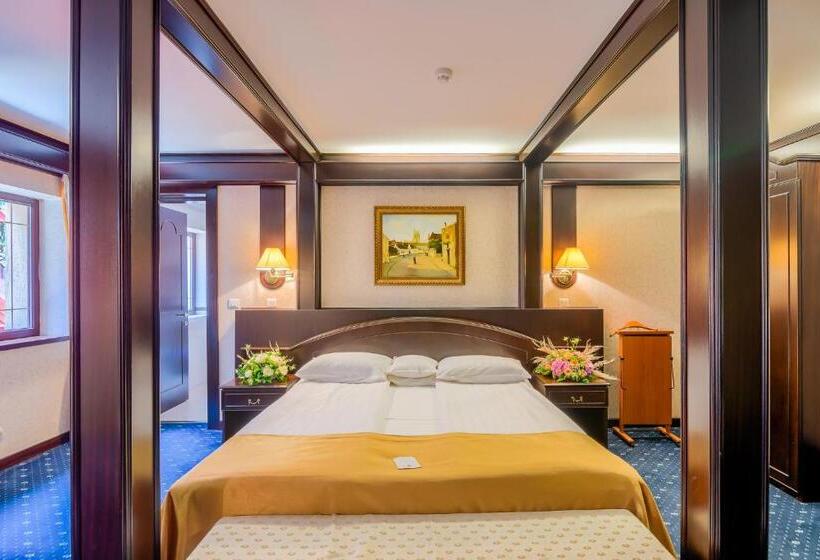 디럭스 룸, Snagov Club