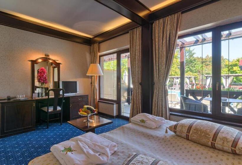 디럭스 룸, Snagov Club