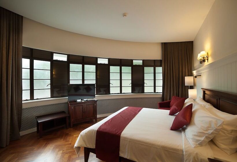 חדר דלוקס, The Chambers