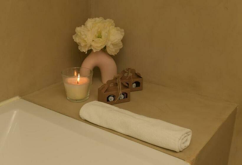 标准间, Universal Boutique