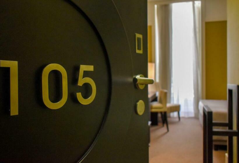 标准间, Universal Boutique