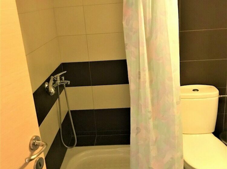 חדר סטודיו סטנדרד, Erifili