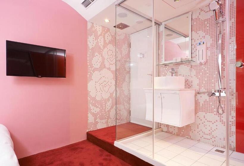 اتاق استاندارد, Forever Inn