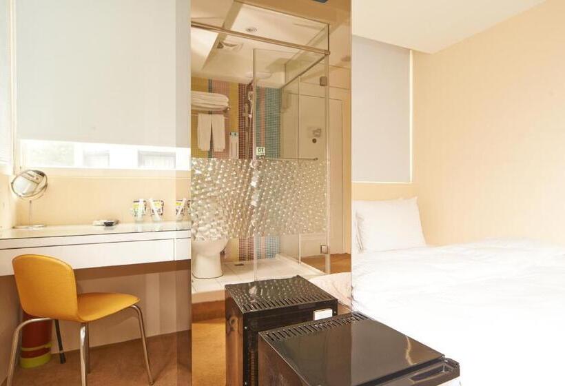 اتاق استاندارد, Forever Inn