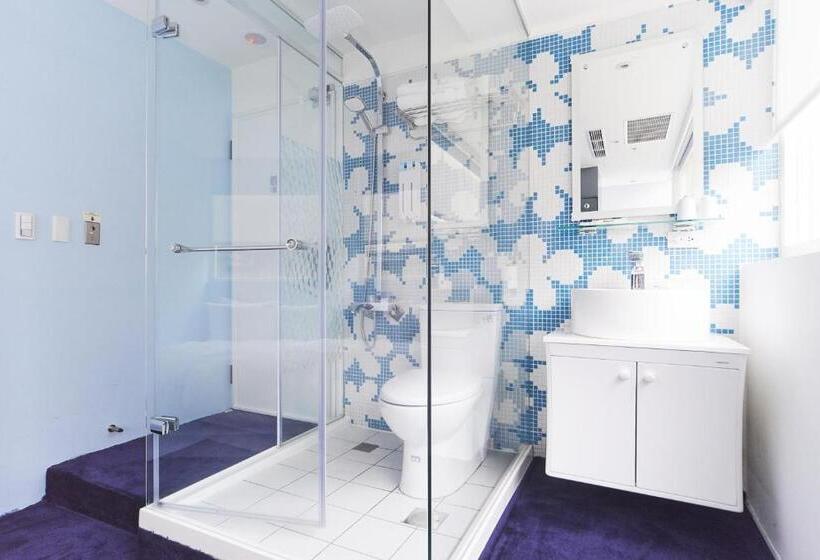 اتاق استاندارد, Forever Inn