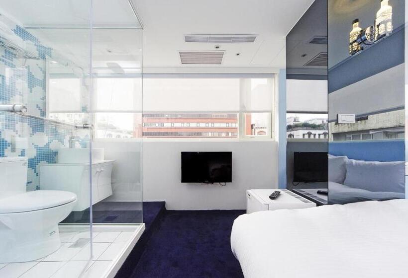 اتاق استاندارد, Forever Inn