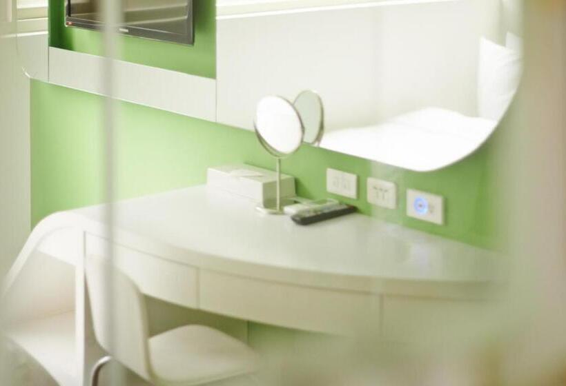 اتاق استاندارد, Forever Inn