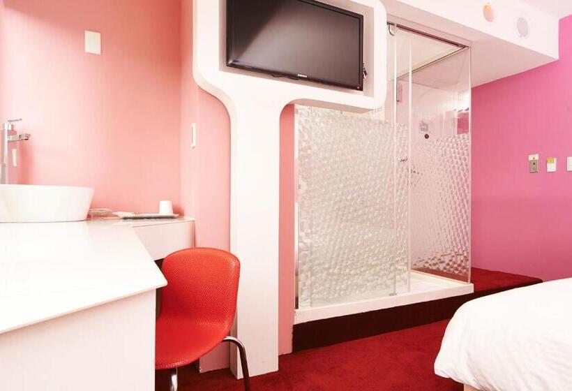 اتاق اکونومی, Forever Inn