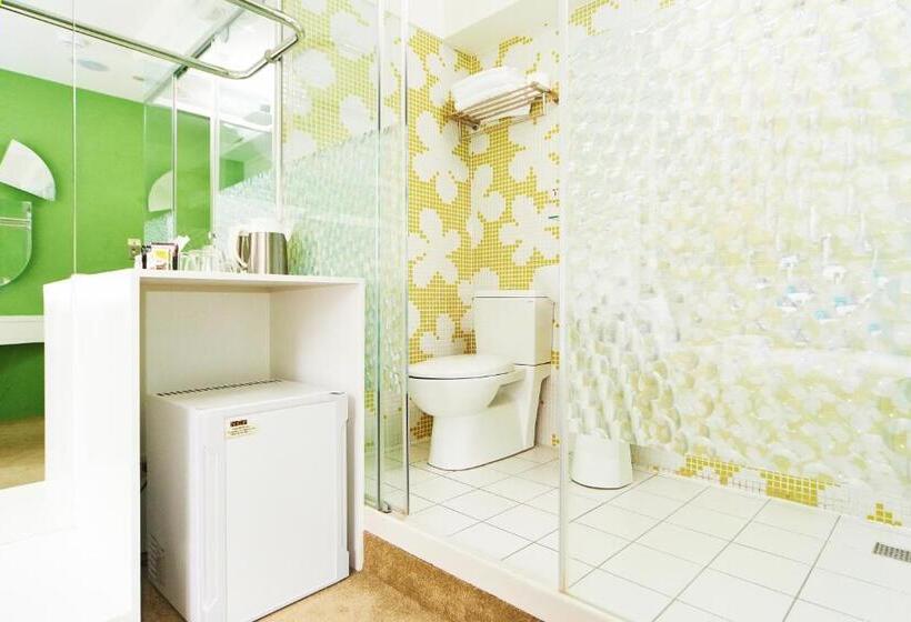 اتاق اکونومی, Forever Inn