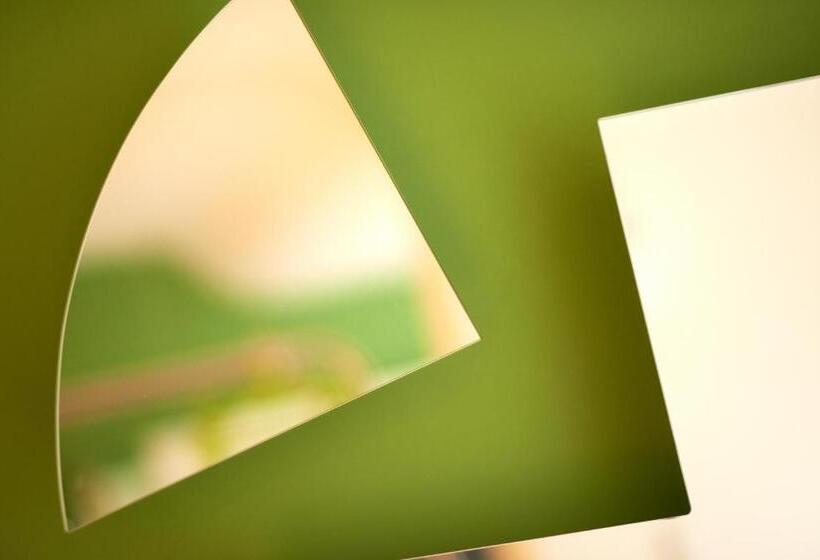 اتاق اکونومی, Forever Inn