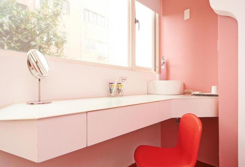 اتاق اکونومی یک تخته, Forever Inn