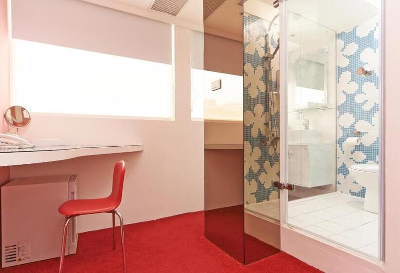 اتاق اکونومی یک تخته, Forever Inn