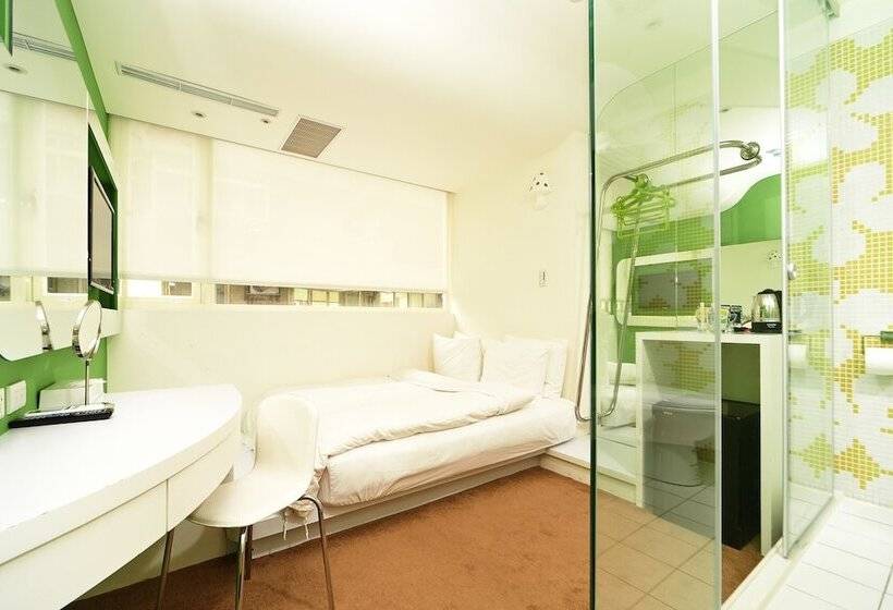 اتاق استاندارد, Forever Inn