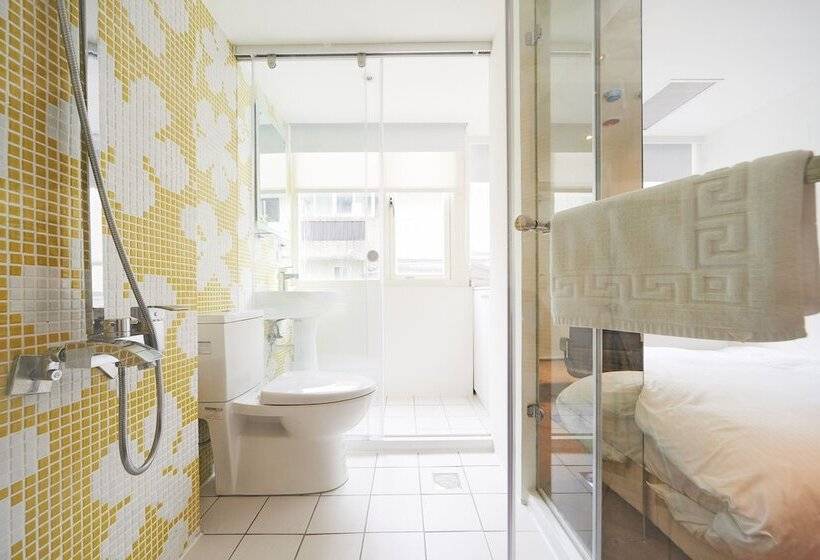 اتاق استاندارد, Forever Inn