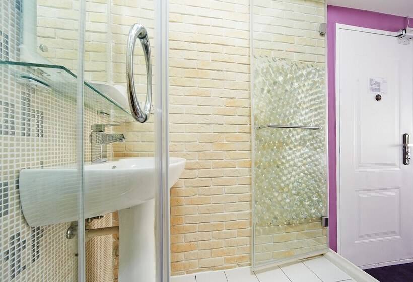 اتاق استاندارد, Forever Inn