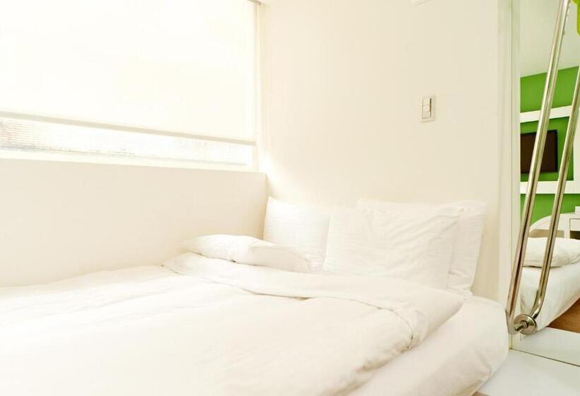 اتاق استاندارد, Forever Inn