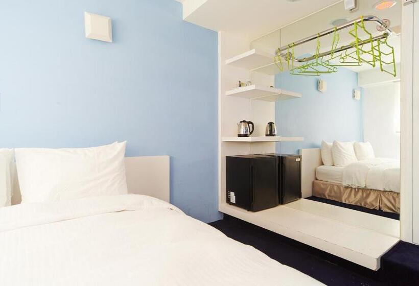 اتاق استاندارد, Forever Inn