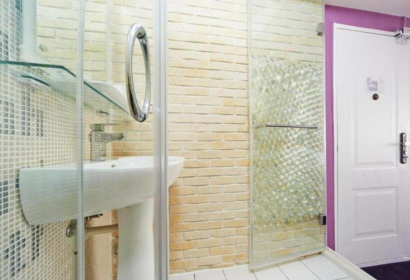 اتاق اکونومی, Forever Inn