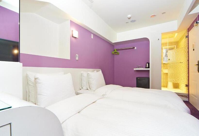 اتاق اکونومی, Forever Inn