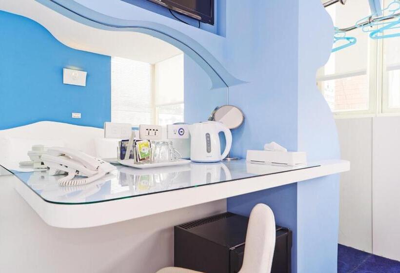 اتاق استاندارد, Forever Inn