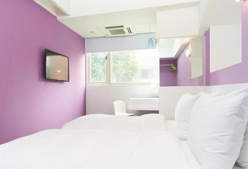 اتاق استاندارد, Forever Inn