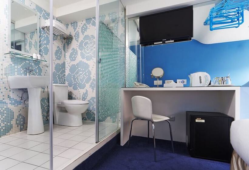 اتاق استاندارد, Forever Inn