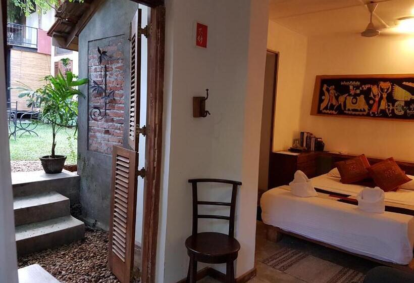 Camera Deluxe, Highbury Colombo