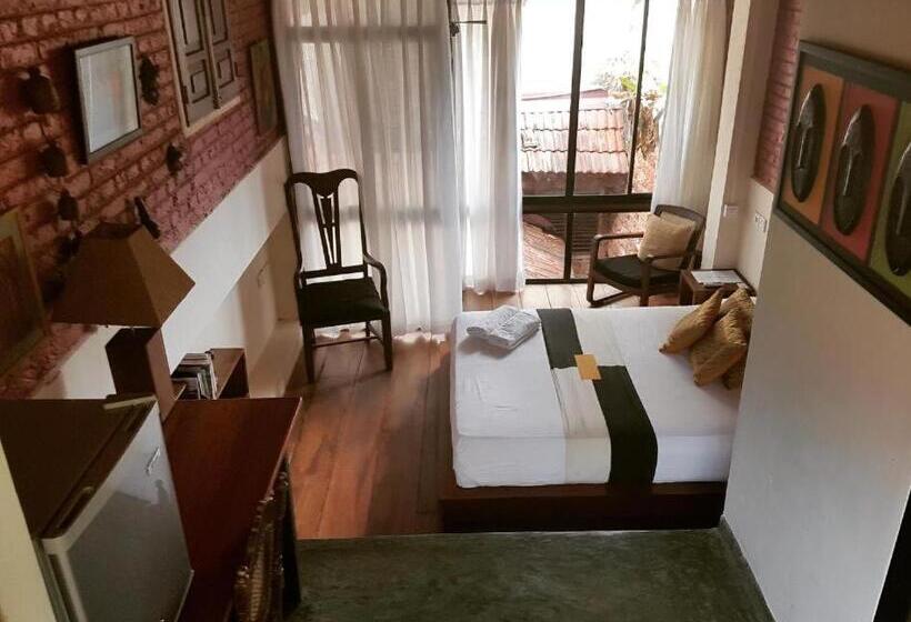 Camera Deluxe, Highbury Colombo