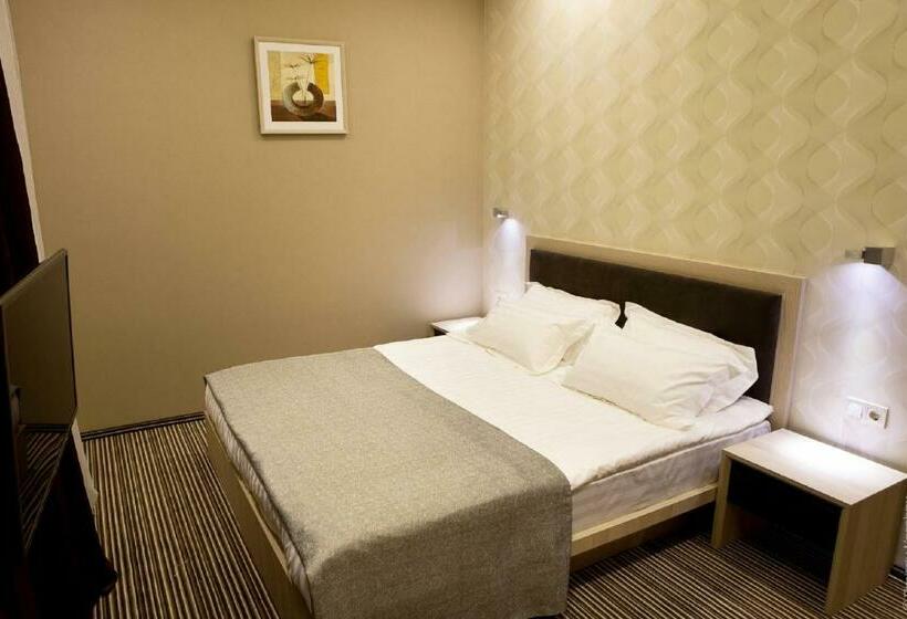 חדר דחוקס עם מיטת קינג, Kiroff