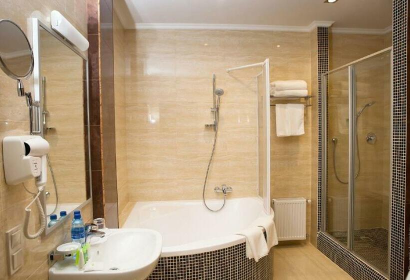 חדר דחוקס עם מיטת קינג, Kiroff