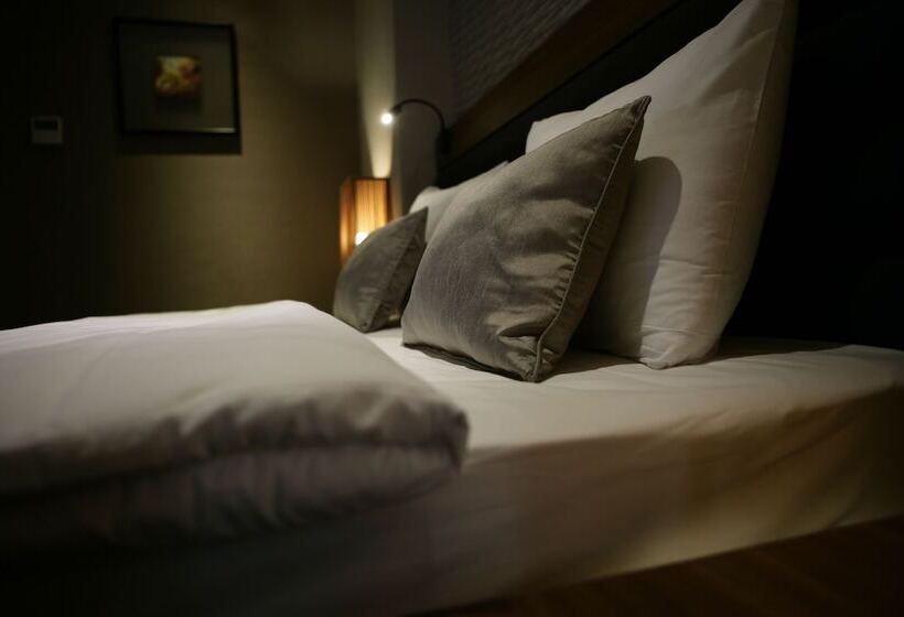 标准单人间, Rys